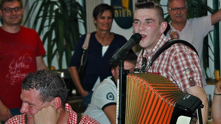 Dominik Wachter mit seinem Akkordeon mitten unterm Publikum Foto: Heimatluft