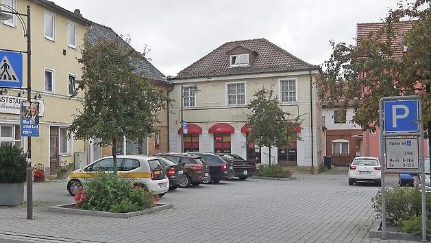 Tatort Alexandrinenplatz: Ein Mann hat in der Nacht auf Dienstag die Spielothek betreten und mit einem Messer in der Hand die Herausgabe von mehreren Hundert Euro erzwungen. Noch gestern waren Kriminalpolizisten rund um den Tatort auf der Suche nach Spuren. Foto: Berthold K&ouml;hler