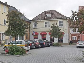 Tatort Alexandrinenplatz: Ein Mann hat in der Nacht auf Dienstag die Spielothek betreten und mit einem Messer in der Hand die Herausgabe von mehreren Hundert Euro erzwungen. Noch gestern waren Kriminalpolizisten rund um den Tatort auf der Suche nach Spuren. Foto: Berthold Köhler