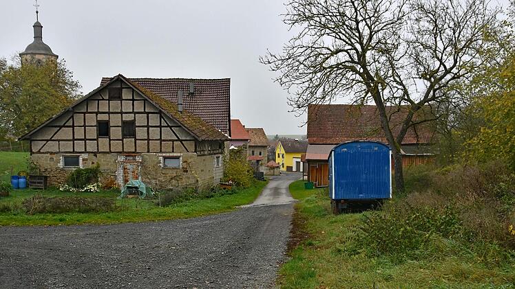 Uneins waren sich die Bürger aus Prappach, ob die Glas- und Metalldosencontainer im Backgrund aufgestellt werden solle.Ulrike Langer