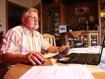 Seit zweieinhalb Jahren arbeitet Dieter Eichner an seinen "Fränkischen Geschichtla". Foto: Jürgen Gärtner