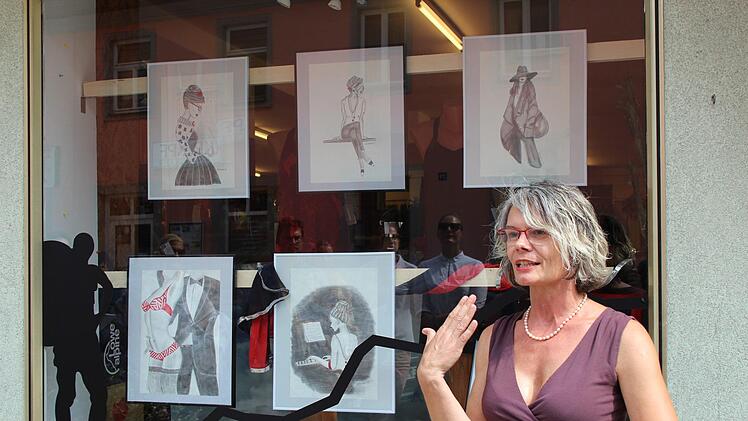 Bleistiftzeichnungen zeigt Luise Schürmer im Wigwam-Schaufenster.  Foto: Andreas Dorsch
