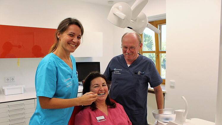 Ein fröhliches Team: Zahnärztin Nicole Love und  Dr. Georg Fleischmann mit einer Helferin, die Modell sitzen musste   Foto: Evi Seeger