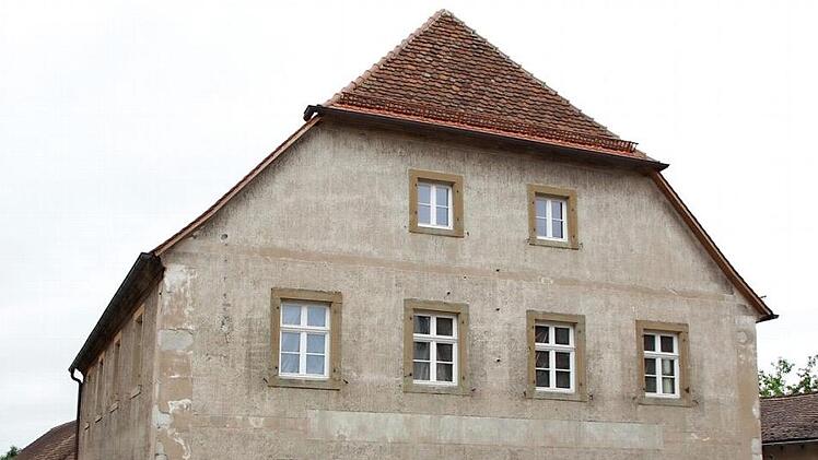Das Obergeschoss des denkmalgeschützten Kleebauernhauses hat bereits neue Fenster im alten Stil bekommen. Die Räume lässt die Gemeinde derzeit denkmalgerecht renovieren.  Foto: Andreas Dorsch