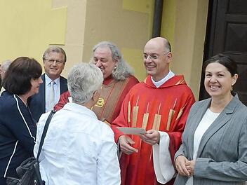 Nach dem Festgottesdienst konnten die beiden Priesterjubilare zahlreiche Glückwünsche entgegennehmen. Hinten von links Bürgermeister Rainer Detsch (Stockheim), Pater Waldemar Brysch, Pater Gottfried Hofer, Angela Hofmann (2. Bürgermeisterin Kronach).  Foto: K.- H. Hofmann