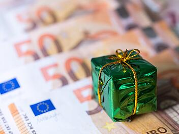 Auch die Städte, Märkte und Gemeinden im Landkreis Bad Kissingen konnten sich, rechtzeitig zu Weihnachten, über teils stattliche Summen aus dem kommunalen Finanzausgleich freuen.  Foto: Monika Skolimowska/dpa