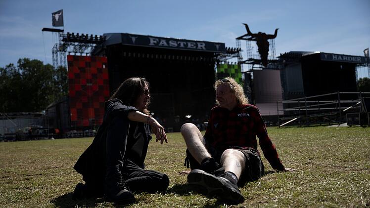M&auml;nner auf der Wiese: In Wacken sind Holger H&uuml;bner (rechts) und Thomas Jensen) zu Hause.