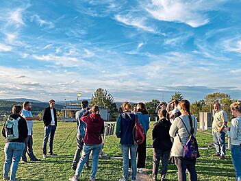 Hartmut Vierle (zweiter von links) und Marco Schmieg (dritter von links) zeigen verschiedene Messanlagen auf dem Messfeld des Deutschen Wetterdienstes.Franziska Leidner