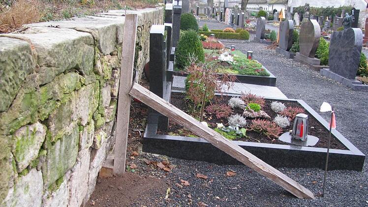 Handlungsbedarf besteht auch bei der Ebracher Friedhofsmauer, wie das Archivbild zeigt.