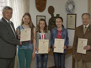 Bürgermeister Peter Harts (links) Glückwünsche galten sowohl den jungen Sportlerinnen (von links) Elisa Eich, Lilian Heid und Anna Lukaschewitsch wie auch dem erfahrenen Kegler Karl Volpert