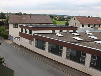 Diese Werkshallen mit Verwaltungs- und Wohngebäude in Höchstadt-Süd werden abgerissen. Hier ist eine Jet-Tankstelle geplant. Foto: Andreas Dorsch