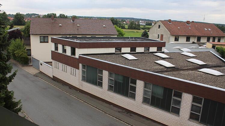 Diese Werkshallen mit Verwaltungs- und Wohngebäude in Höchstadt-Süd werden abgerissen. Hier ist eine Jet-Tankstelle geplant. Foto: Andreas Dorsch