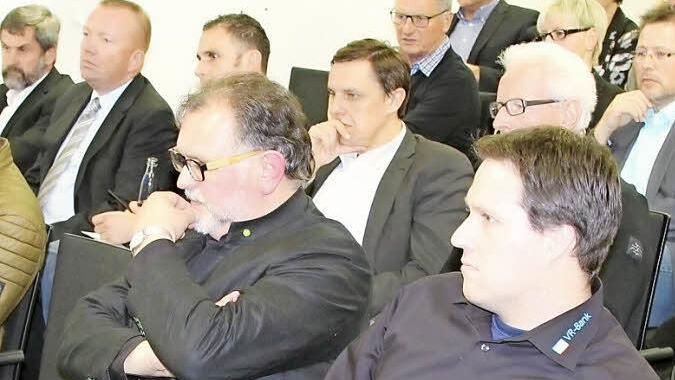 Interessierte Zuhörer und Diskussionsteilnehmer (von links): Robert Wehrfritz, Jack Hörnlein (beide BBC), Ronny Göhl vom Sportamt, Stefan Apfel (HSC), Senioren-Leichtathlet Hermann Beckering (Spvg Ahorn), dahinter Horst Geuter und Stefan Hinterleitner, ganz vorne Jürgen Teuber und André Dehler (beide VSG).