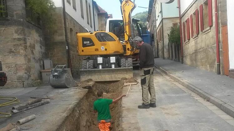 In der engen Kirchstraße sind bereits Gasleitungen verlegt. Foto: Sonja Adam