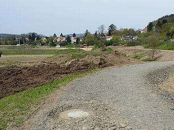 Komplett neu ist der Geh- und Radweg auf dem Damm, der einen weiten Bogen um den neuen Flusslauf macht, damit das Wasser viel Platz hat. Fotos: Dagmar Besand