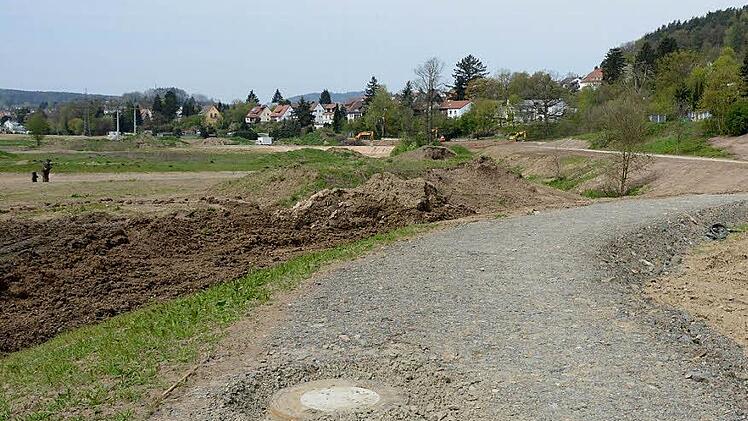 Komplett neu ist der Geh- und Radweg auf dem Damm, der einen weiten Bogen um den neuen Flusslauf macht, damit das Wasser viel Platz hat. Fotos: Dagmar Besand