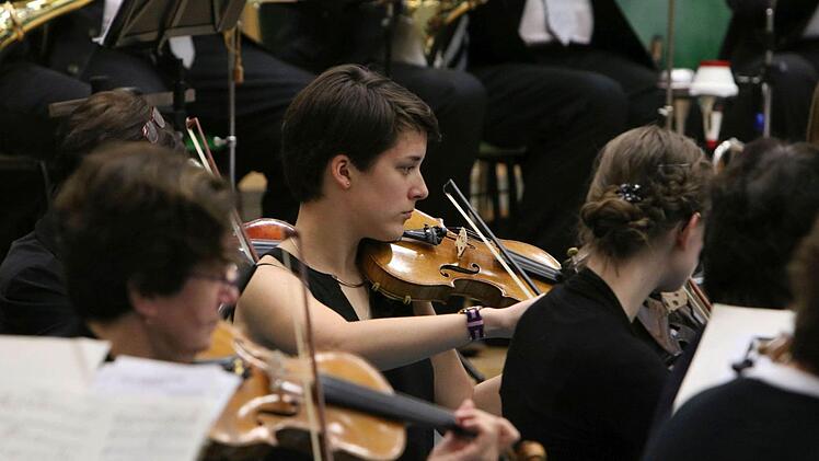 Impresionen vom Sinfoniekonzert in der Franz Goebel Halle Rödental mit dem Jugendorchester Rödental und dem Orchester der Musikfreunde NeustadtFoto: Jochen Berger
