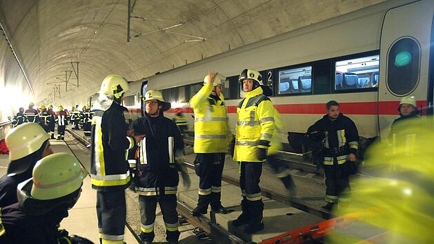 Vorbereitet, wenn was passiert: Die Feuerwehren im Coburger Land bereiten sich derzeit auf den Beginn des Fahrbetriebs auf der ICE-Neubaustrecke vor. Das ist eine fast schon zu gro&szlig;e Herausforderung f&uuml;r die vielen Ehrenamtlichen, mahnt Kreisbrandrat Manfred Lorenz. Foto: Christoph Winter