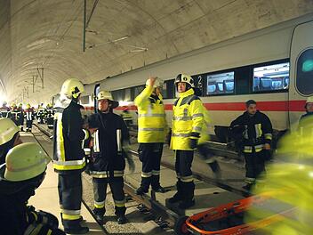 Vorbereitet, wenn was passiert: Die Feuerwehren im Coburger Land bereiten sich derzeit auf den Beginn des Fahrbetriebs auf der ICE-Neubaustrecke vor. Das ist eine fast schon zu große Herausforderung für die vielen Ehrenamtlichen, mahnt Kreisbrandrat Manfred Lorenz. Foto: Christoph Winter