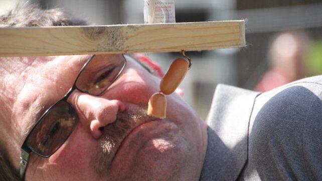 Grimmiges Gesicht bei diesem Teilnehmer, weil er nur die Hälfte des Würstchens erwischt hatte. Foto: Helmut Will