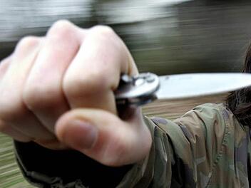 Als der T&auml;ter von zwei M&auml;nnern verfolgt wurde, z&uuml;ckte er ein Messer. Symbolfoto: Bodo Marks/dpa