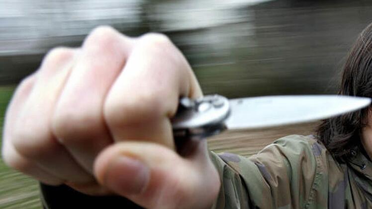 Als der T&auml;ter von zwei M&auml;nnern verfolgt wurde, z&uuml;ckte er ein Messer. Symbolfoto: Bodo Marks/dpa