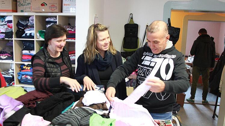 Birgit Keller und Jacky Lieske (Mitte) arbeiten in der Kleiderkammer Hand in Hand mit Bellami. "Auf Französisch bedeutet das ,schöner Freund'", erklärt der Marokkaner stolz. Seinen Vornamen verrät er nicht: Ein so schöner Nachname reicht, findet er. Foto: Karina Brock