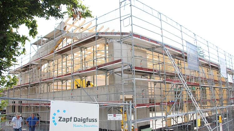 Für 2,5 Millionen Euro entsteht in Vestenbergsgreuth eine Sport- und Kulturhalle. Am Freitag war Richtfest. Foto: Christian Bauriedel