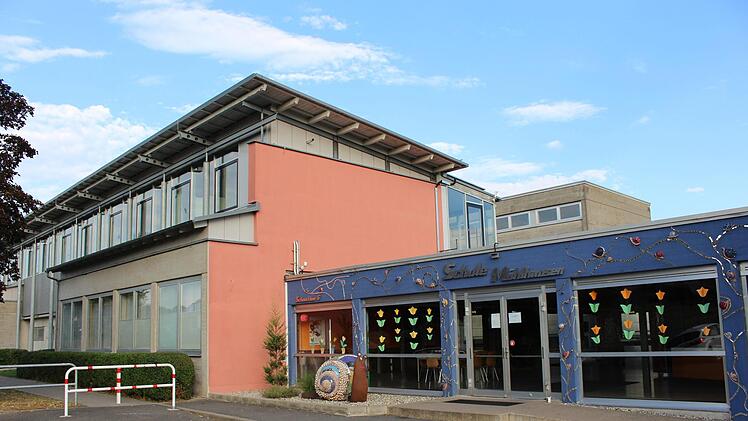 Der Schulverband investiert kräftig in die beiden Schulen. Im Bild der Haupteingang der Schule Mühlhausen. Im Mittelschulbereich wird sie auch von Kindern aus Pommersfelden und einigen Höchstadter Ortsteilen besucht.   Foto: Evi Seeger