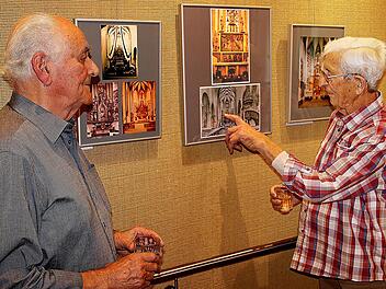 "Glocken und Altäre": Toni Hiller (rechts) zeigt im Seniorenzentrum St. Elisabeth historische Bilder aus der Geschichte der Pfarrkirche Maria  Magdalena. Links Ausstellungsmacher Horst Kreutz. Foto: Dieter Britz