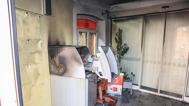 Im Juli sprengten Unbekannte den Geldautomaten in der Schlüsselfelder Filiale der Sparkasse Bamberg. Die Geschäftsstelle ist seitdem wegen der Sanierung geschlossen. Seit Anfang September  und noch etwa ein halbes Jahr  befindet sich die Sparkassenfiliale  in einem Container-Provisorium.  Foto:  News5/Merzbach (Archiv)