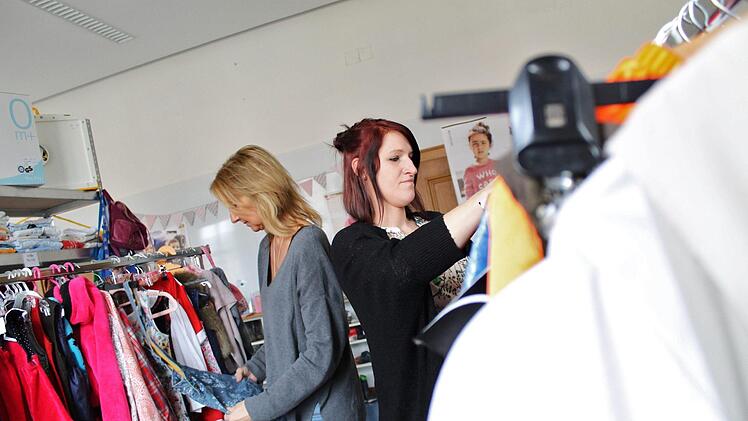 Julia Schätzlein (links) und Claudia Werner sortieren die neuesten Teile für den Second-Hand-Laden "Zweimal Schön" ein. Foto: Teresa Hirschberg