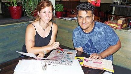 Die p&auml;dagogische Mitarbeiterin des "Struwwelpeters", Kristina Fritz, plant mit Rahman, Mitglied im Team "Internationaler Jugendaustausch", den Besuch der rum&auml;nischen Jugendgruppe.  Foto: Heike Sch&uuml;lein