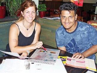 Die pädagogische Mitarbeiterin des "Struwwelpeters", Kristina Fritz, plant mit Rahman, Mitglied im Team "Internationaler Jugendaustausch", den Besuch der rumänischen Jugendgruppe.  Foto: Heike Schülein