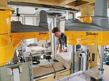 Roboterarme für die Autoindustrie justiert Michael Gulden im 111 Mitarbeiter starken Werk der Bamberger Albert & Hummel GmbH am Börstig. Foto: Sebastian Schanz