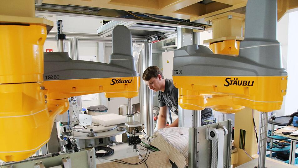 Roboterarme für die Autoindustrie justiert Michael Gulden im 111 Mitarbeiter starken Werk der Bamberger Albert & Hummel GmbH am Börstig. Foto: Sebastian Schanz