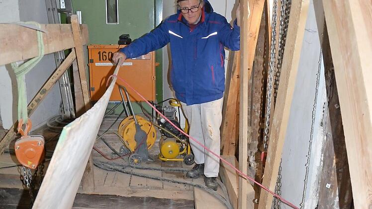 Restaurator Adalbert Wiech auf dem Deckengebälk, das den Kamin trug. Es haben sich buchstäblich die Balken gebogen.