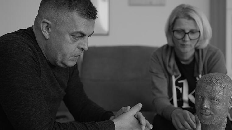 Armin und Dijana Kurtović haben den "Hamza-Kurtović-Award" ins Leben gerufen, der erstmals 2022 herausragendes Engagement gegen Rassismus, Antisemitismus und Diskriminierung w&uuml;rdigte. Die Preis-Troph&auml;e ist ein Abbild ihres ermordeten Sohnes Hamza