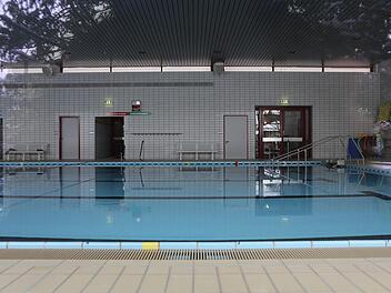 Ruhig wie die Wasseroberfläche im Hallenbad nimmt Helmut Fischer die Stimmung in der Gemeinde wahr. Die Wogen, die beim Rathausanbau aufkamen, sieht er geglättet. Fotos: Barbara Herbst