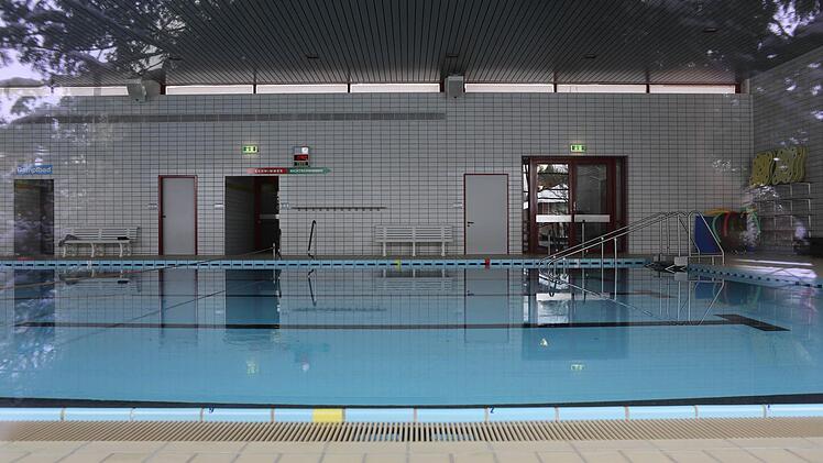 Ruhig wie die Wasseroberfläche im Hallenbad nimmt Helmut Fischer die Stimmung in der Gemeinde wahr. Die Wogen, die beim Rathausanbau aufkamen, sieht er geglättet. Fotos: Barbara Herbst