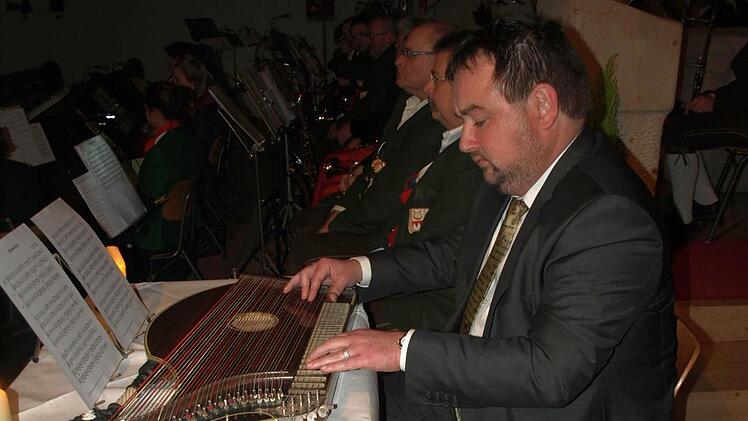 Pfarrer Michael Erhart spielte auf der Zither Alpenländisches.
