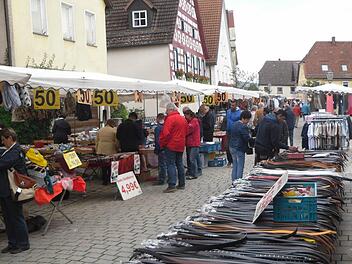 Der Jahrmarkt zum Altstadtfest lockte viele Kauflustige an.  Foto: Vogler