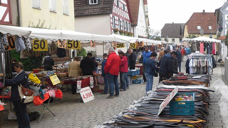 Der Jahrmarkt zum Altstadtfest lockte viele Kauflustige an.  Foto: Vogler
