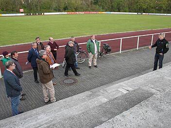 Die Tribüne beim Hauptspielfeld im Schul- und Sportzentrum in Röhrig soll abgerissen und durch eine neue Standmöglichkeit für die Zuschauer ersetzt werden. Darauf verständigte sich der Bauausschuss. Bautechniker Armin Freitag (rechts) erläuterte den Mitgliedern mögliche Varianten. Foto: Stephan Stöckel.