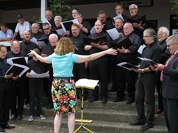 Auf der Straßenbühne in Nürnberg möchten die Gemünner Sänger unter der Leitung von Julia Günter (hier bei der Seßlacher Matinée 2013) mit einer Bandbreite von Mozart bis zur Rockmusik zeigen, dass Chorgesang alles andere als langweilig ist. Foto: Bettina Knauth