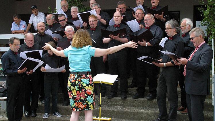 Auf der Straßenbühne in Nürnberg möchten die Gemünner Sänger unter der Leitung von Julia Günter (hier bei der Seßlacher Matinée 2013) mit einer Bandbreite von Mozart bis zur Rockmusik zeigen, dass Chorgesang alles andere als langweilig ist. Foto: Bettina Knauth