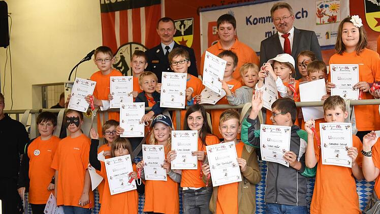 Die Gruppe der Löschdrachen Pressig freute sich und war stolz auf ihre Urkunden und ihren Gewinn. Mit im Bild hintere Reihe von links KBM Markus Wachter, Andre Stadelmann (2. Kommandant FFW Pressig), Bürgermeister Hans Pietz, Daniel Bartsch (1. Kommandant FFW Pressig). Fotos: K.- H. Hofmann