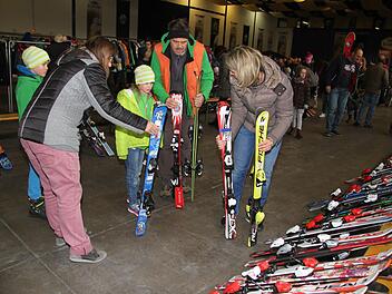Groß war die Auswahl bei der Skibörse in den Mönchshof-Hallen. Foto: Sonny Adam
