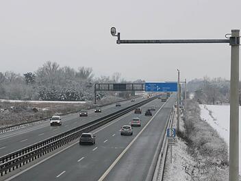Eine Kamera filmt den Verkehr, wenn sie ein erhöhtes Verkehrsaufkommen erkennt, wird die dritte Spur als Fahrstreifen freigegeben.  Foto: J. Hauser