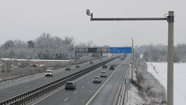 Eine Kamera filmt den Verkehr, wenn sie ein erhöhtes Verkehrsaufkommen erkennt, wird die dritte Spur als Fahrstreifen freigegeben.  Foto: J. Hauser
